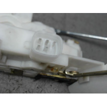 SERRURE PORTE AVANT DROIT TOYOTA AVENSIS