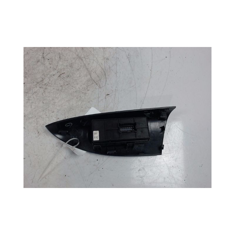 COMMANDE LEVE-GLACE PORTE AVD NISSAN JUKE