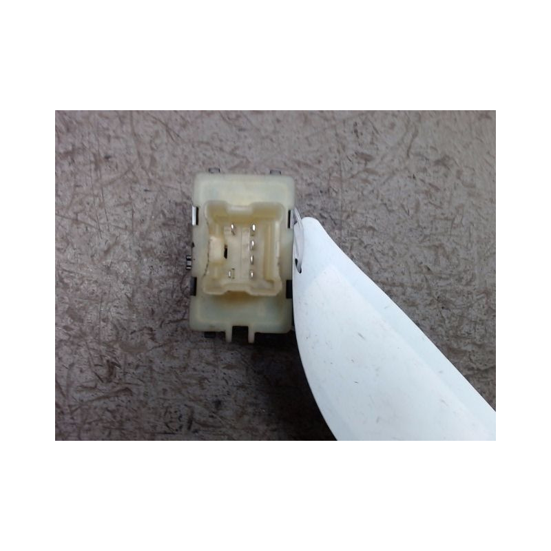 COMMANDE LEVE-GLACE PORTE AVG DACIA SANDERO