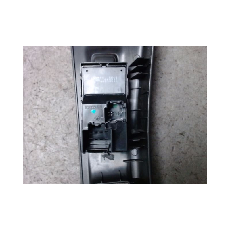 COMMANDE LEVE-GLACE PORTE AVD OPEL MERIVA