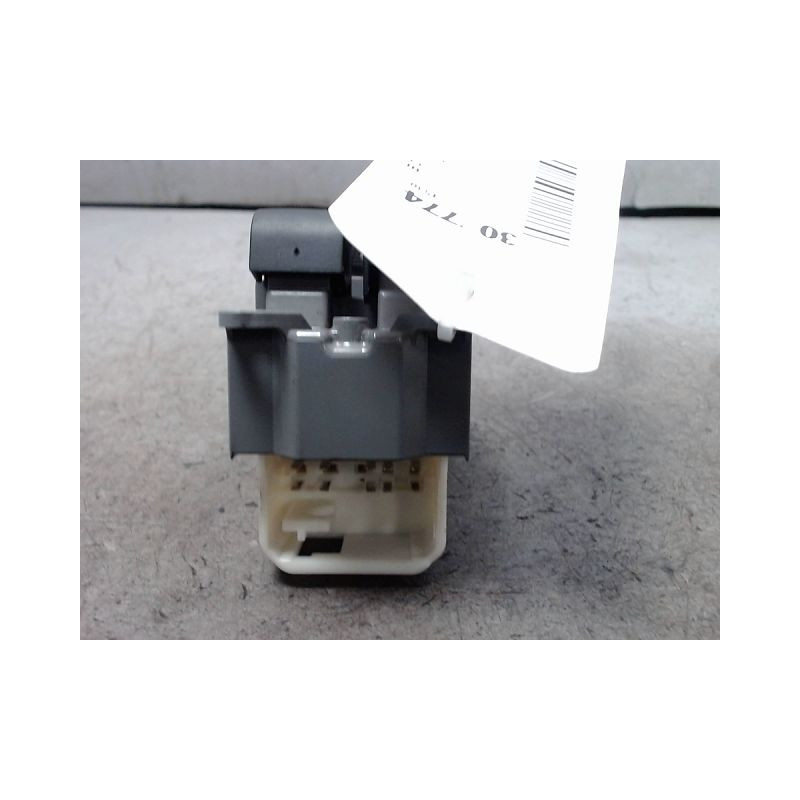 COMMANDE LEVE-GLACE PORTE AVG TOYOTA YARIS