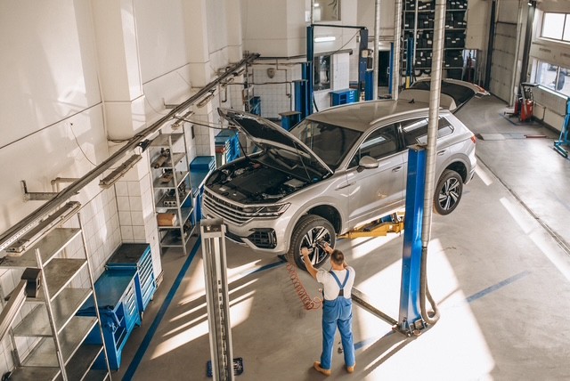 garage-mécanicien-répare-voiture